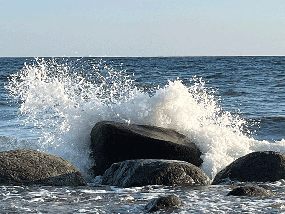Ostsee, Welle, die sich an einem Stein bricht, foto © maike krause