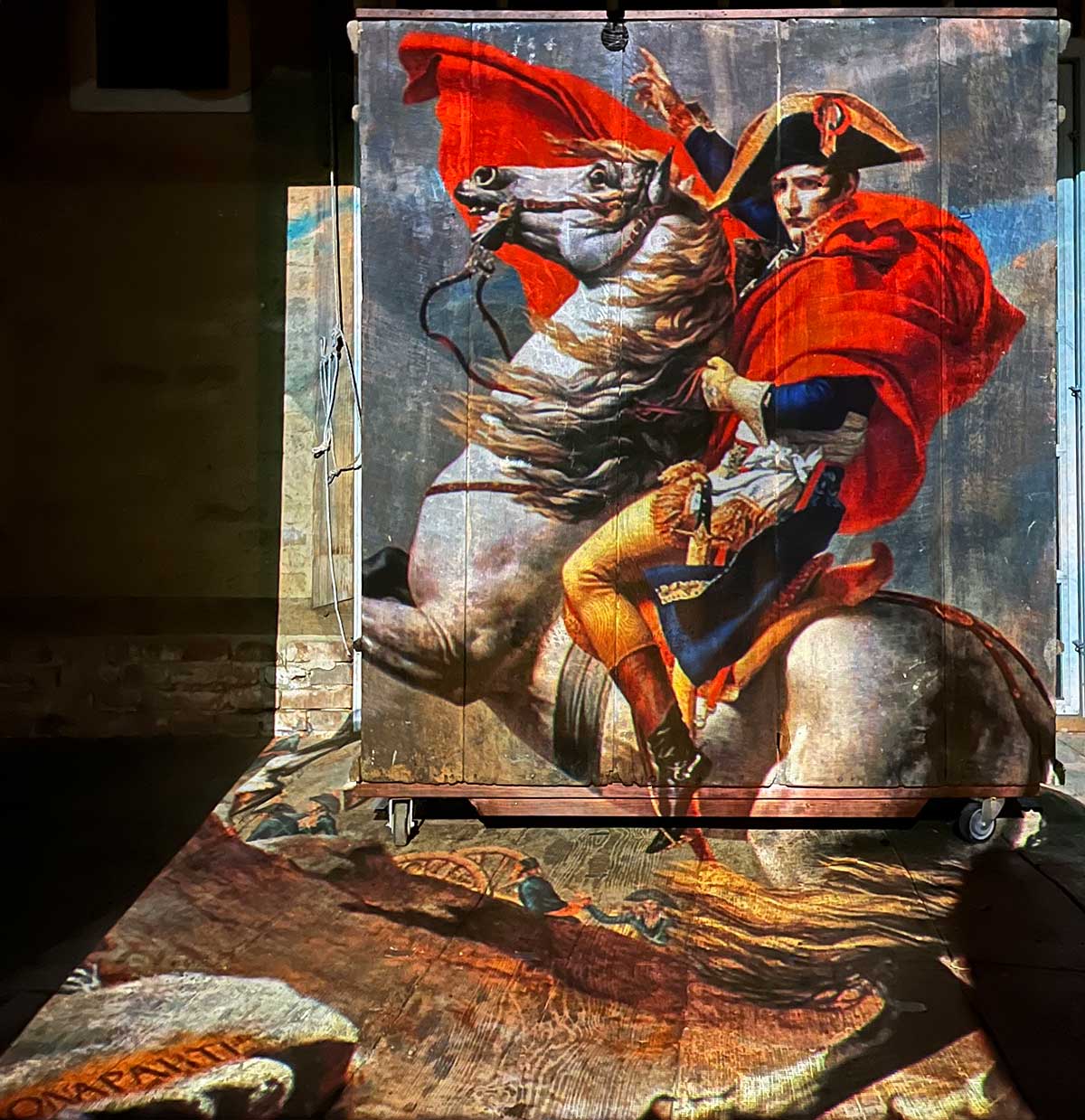 Projektion von Gemälde von Napoleon Buonaparte auf Rückseite vom Schrank in der Roteon Kugel in Schweikvitz, Probe von "Victor Hugo & Die Elenden, Foto © Maike Krause