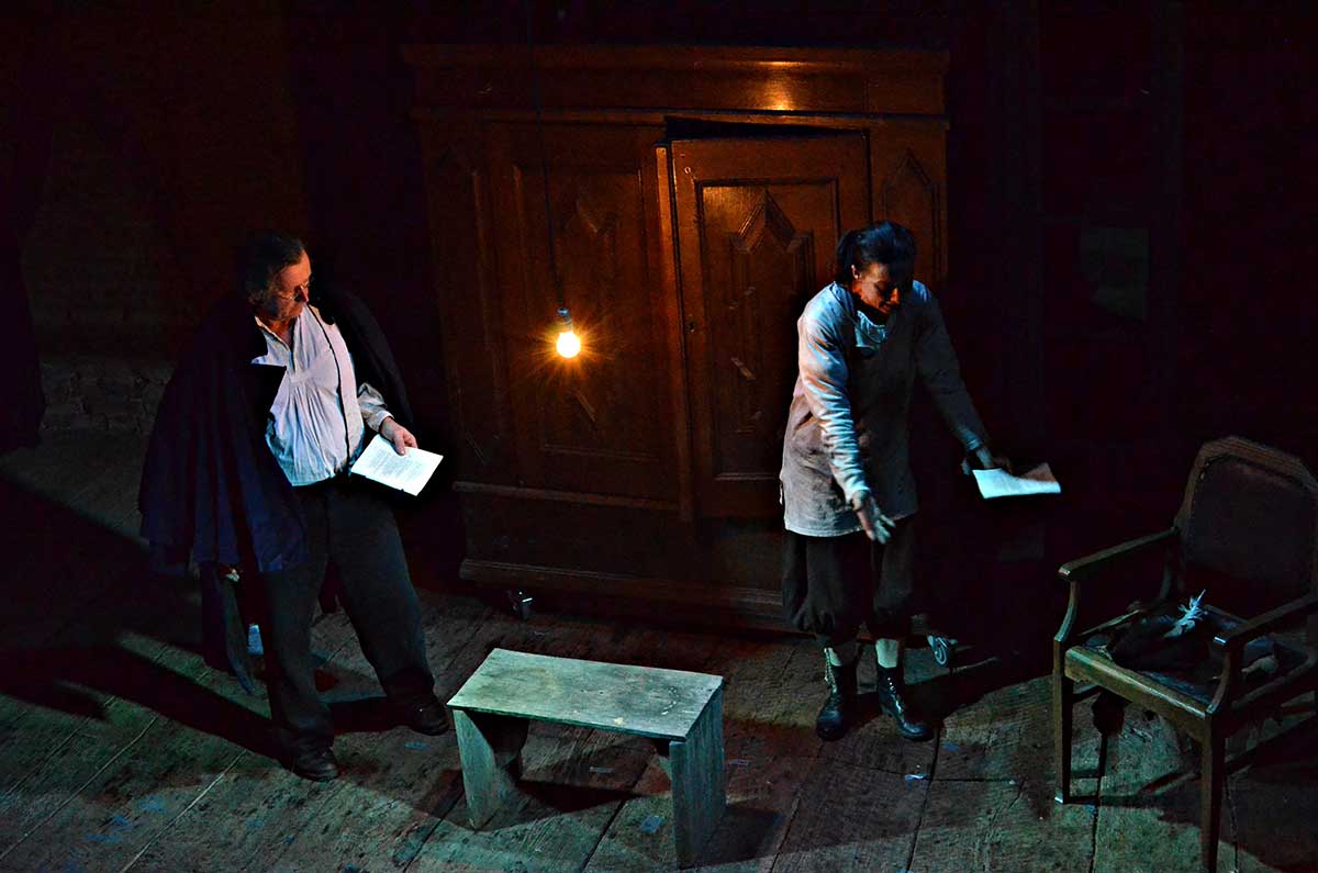 Szene aus "Victor Hugo & Die Elenden" in der Roten Kugel in Schweikvitz, 2023, Foto © Maike Krause