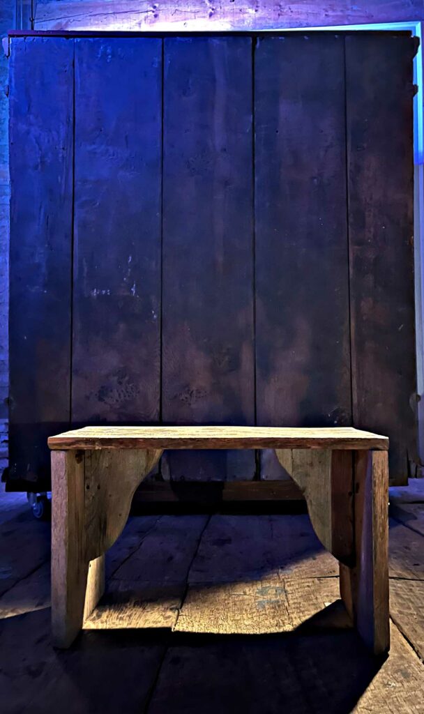 Bühne "Victor Hugo & Die Elenden" in der Roten Kugel in Schweikvitz, 2023, Foto © Maike Krause